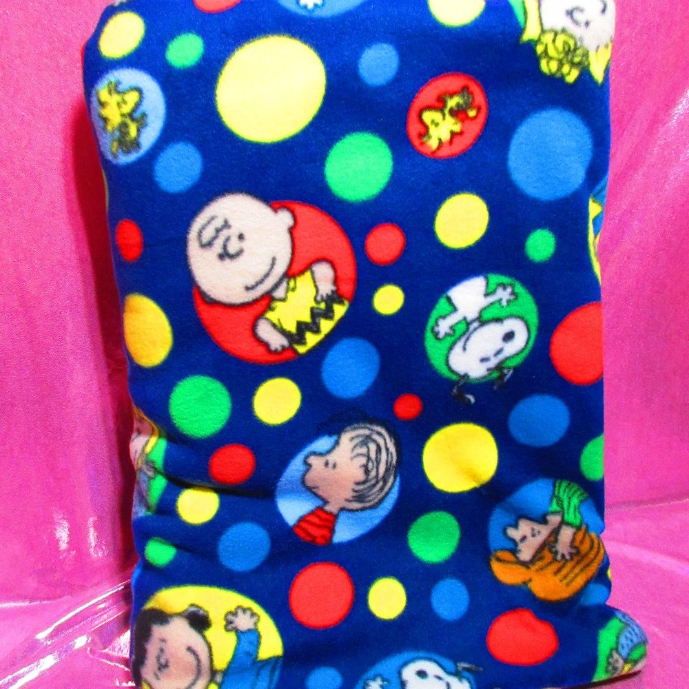 Peanuts Polka Dot 87" x 58" Fleece Blanket